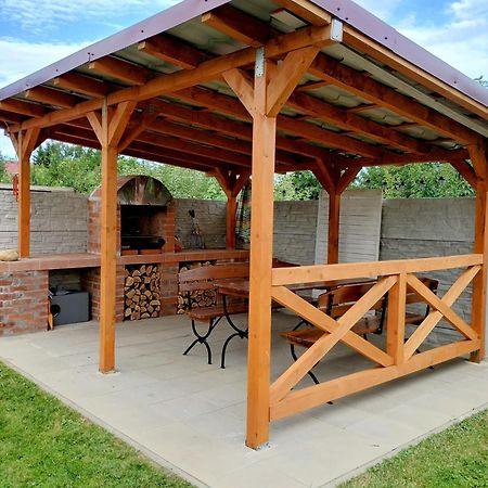 Zlatno 66 Bed & Breakfast Zlate Moravce Bagian luar foto